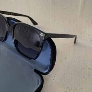 New, authentic gucci women's GG0022S 57mm sunglasses